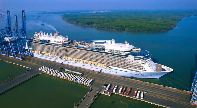 Luxury cruise ship brings nearly 4,000 int’l guests to Viet Nam - Ảnh 1.