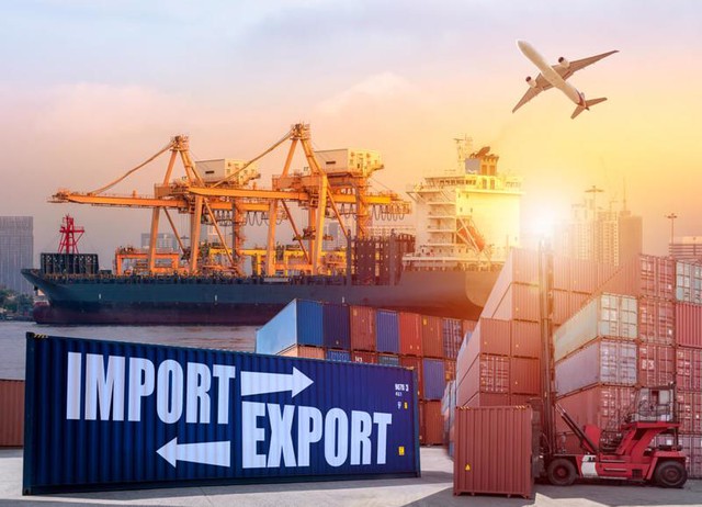Trade surplus hits over US$2.8 bln in two months - Ảnh 1.