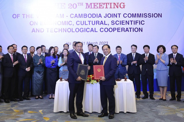 Viet Nam, Cambodia vow to foster economic linkages  - Ảnh 1.