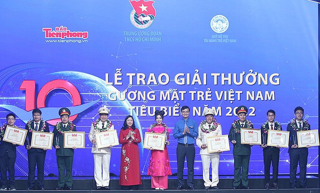 Outstanding young faces of Viet Nam 2022 honored - Ảnh 1.