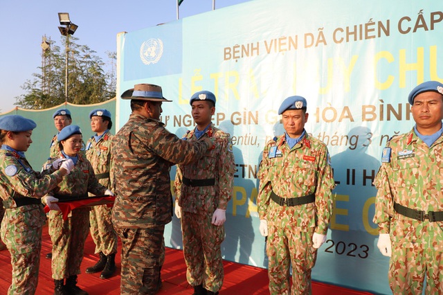 Staff members of Vietnamese field hospital in South Sudan receive UN medals - Ảnh 1.