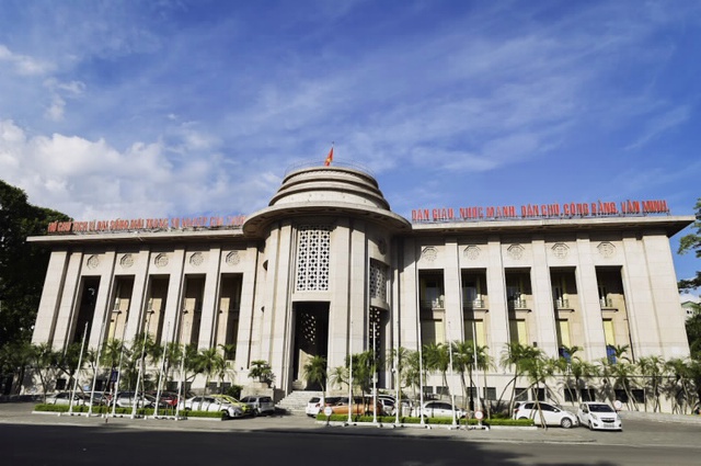 Central bank cuts refinancing rate - Ảnh 1.