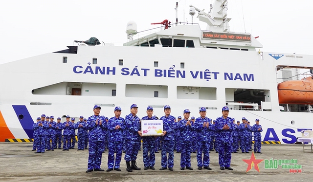 Coast Guards of Viet Nam and China conduct joint patrol - Ảnh 1.