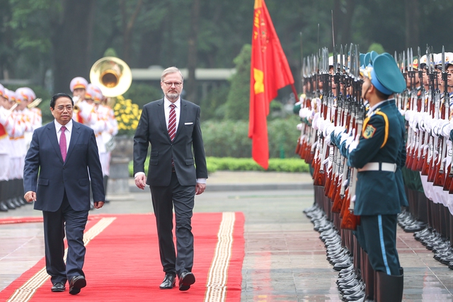  PM chairs official welcome ceremony for Czech counterpart   - Ảnh 1.