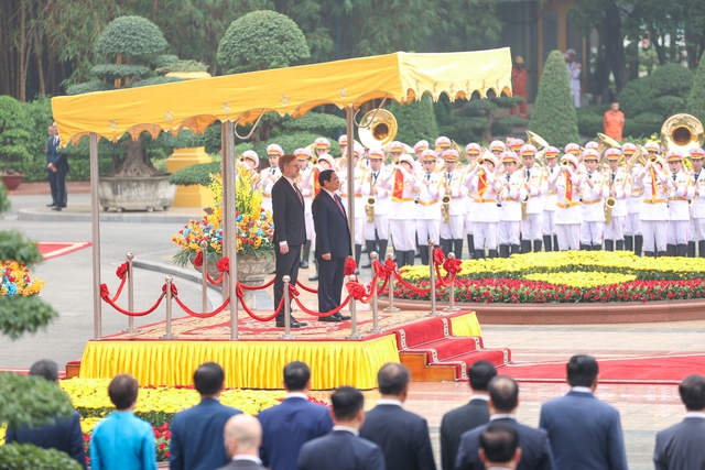  PM chairs official welcome ceremony for Czech counterpart   - Ảnh 2.