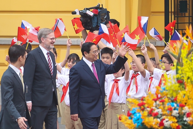  PM chairs official welcome ceremony for Czech counterpart   - Ảnh 4.