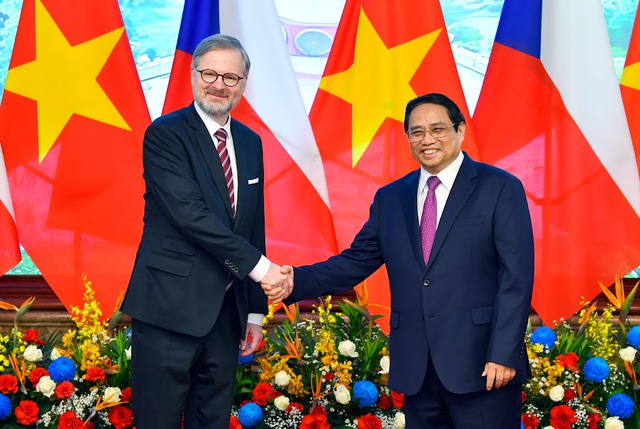  PM chairs official welcome ceremony for Czech counterpart   - Ảnh 5.