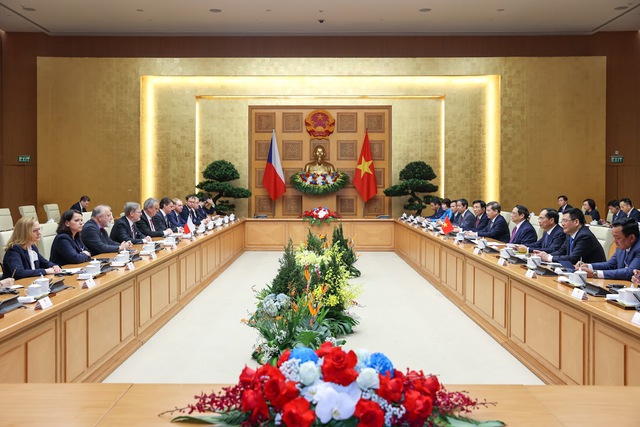  PM chairs official welcome ceremony for Czech counterpart   - Ảnh 6.