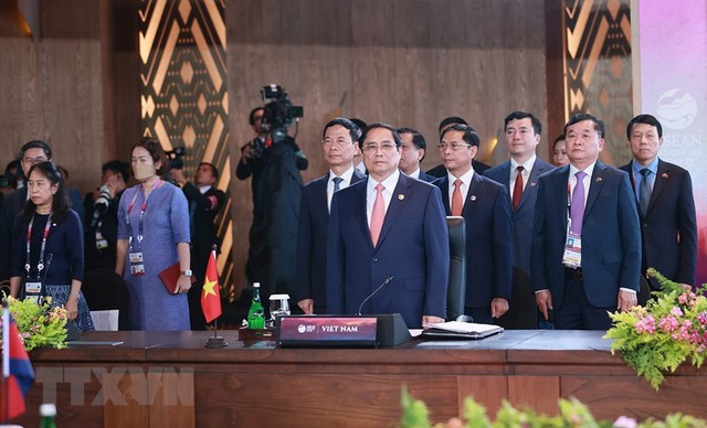 Photos: Vietnamese Prime Minister attends the opening ceremony of 42nd ASEAN Summit - Ảnh 1.