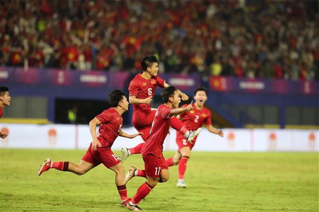 Viet Nam draws Thailand, to meet Indonesia in semis - Ảnh 1.