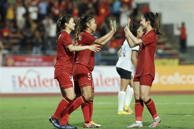 Viet Nam beat Cambodia 4-0, earn berth in final - Ảnh 1.