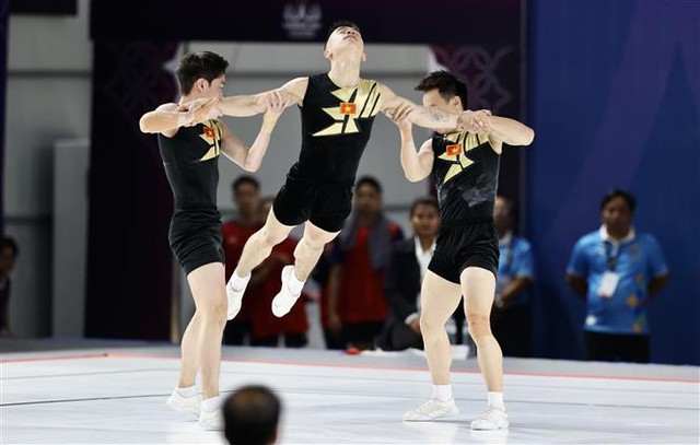 Athletes sweep golds, Viet Nam still on top of SEA Games - Ảnh 1.