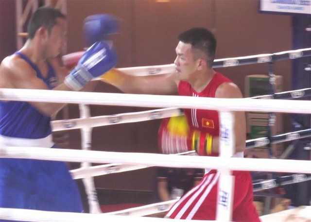 Athletes sweep golds, Viet Nam still on top of SEA Games - Ảnh 3.