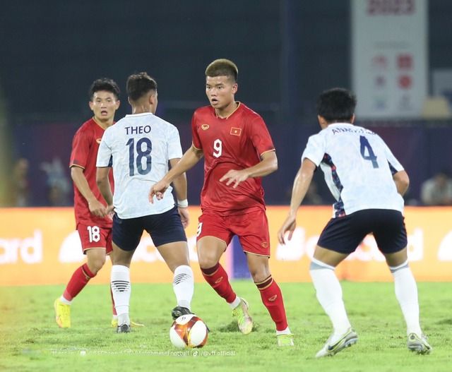 Viet Nam begin SEA Games campaign with 2-0 win over Laos - Ảnh 1.