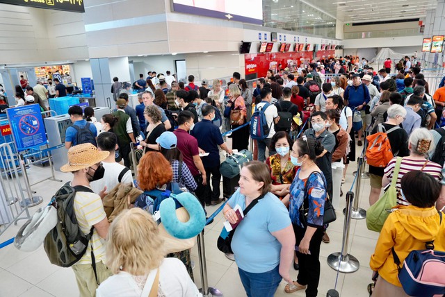 Int’l passengers through Viet Nam’s airports up 680% in five months  - Ảnh 1.