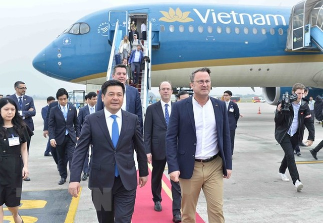 Prime Minister of Luxembourg embarks on official visit to Viet Nam - Ảnh 1.
