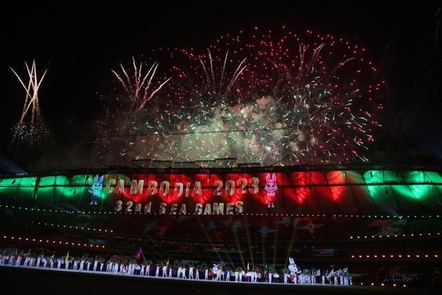 Cambodia kicks off 32nd SEA Games in specular show of light, fireworks - Ảnh 4.