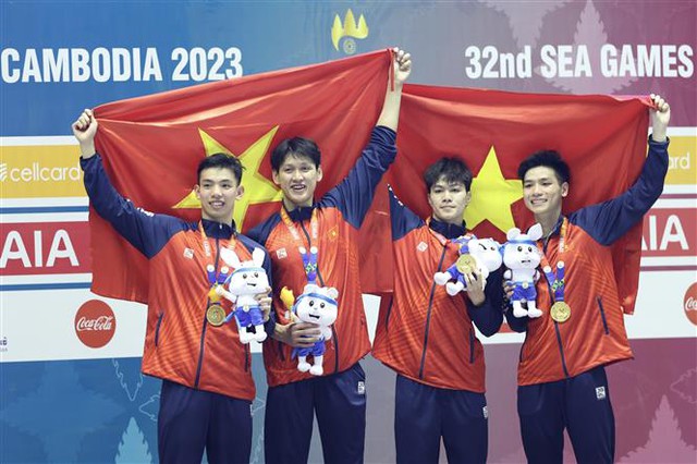 Viet Nam bags golds and record in SEA Games' day 2 - Ảnh 2.