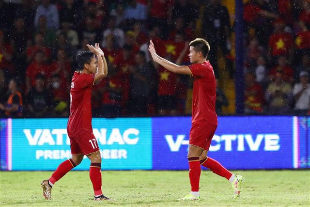 Viet Nam through SEA Games' semi-finals after third win - Ảnh 2.