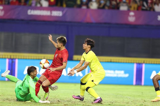 Viet Nam through SEA Games' semi-finals after third win - Ảnh 1.