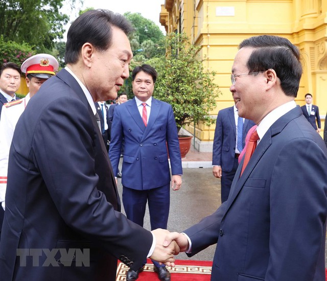 President Vo Van Thuong hosts official welcome ceremony for South Korean counterpart - Ảnh 2.
