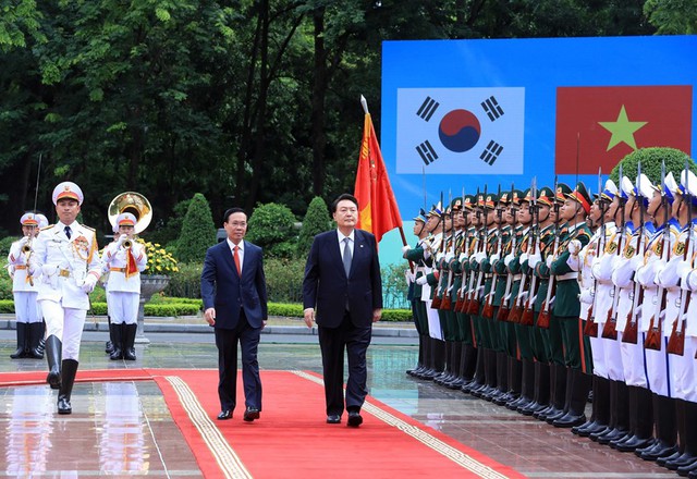 President Vo Van Thuong hosts official welcome ceremony for South Korean counterpart - Ảnh 4.