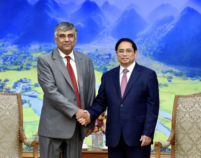 Prime Minister Pham Minh Chinh receives IMF’s consultants  - Ảnh 1.