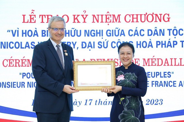 Viet Nam's friendship insignia awarded to French Ambassador - Ảnh 1.