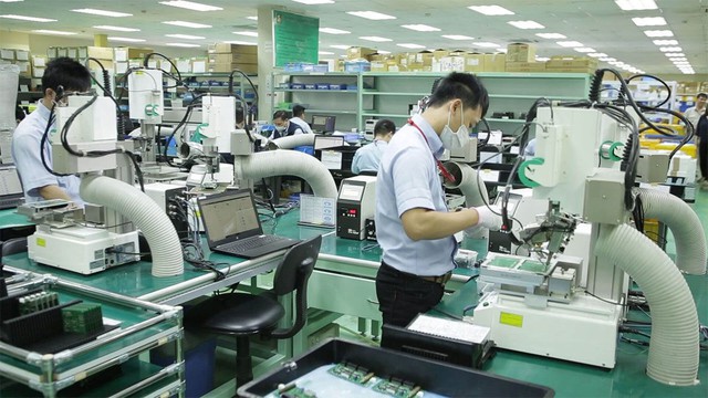 U.S. tech giant HP plans to shift laptop production to Viet Nam: Nikkei Asia - Ảnh 1.