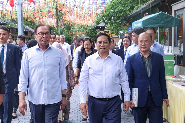Vietnamese, Malaysian PMs visit Hanoi's book street in photos - Ảnh 1. Vietnamese, Malaysian PMs visit Hanoi's book street in photos - Ảnh 1.