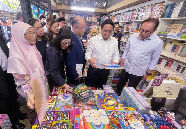 Vietnamese, Malaysian PMs visit Hanoi's book street in photos - Ảnh 2. Vietnamese, Malaysian PMs visit Hanoi's book street in photos - Ảnh 2.