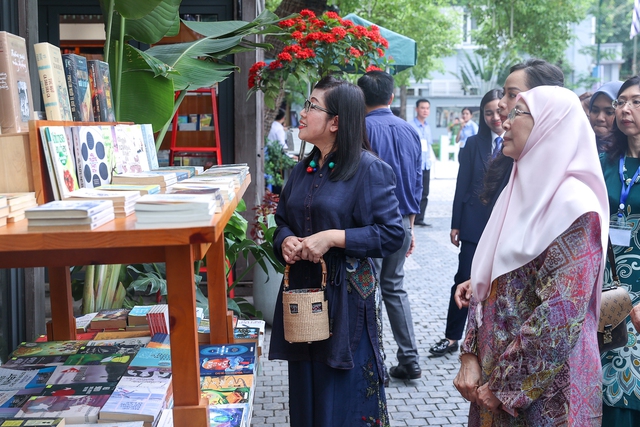 Vietnamese, Malaysian PMs visit Hanoi's book street in photos - Ảnh 4. Vietnamese, Malaysian PMs visit Hanoi's book street in photos - Ảnh 4.