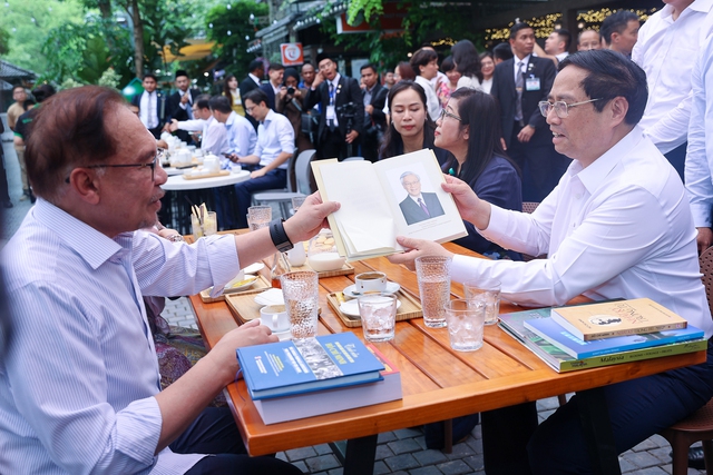 Vietnamese, Malaysian PMs visit Hanoi's book street in photos - Ảnh 5. Vietnamese, Malaysian PMs visit Hanoi's book street in photos - Ảnh 5.