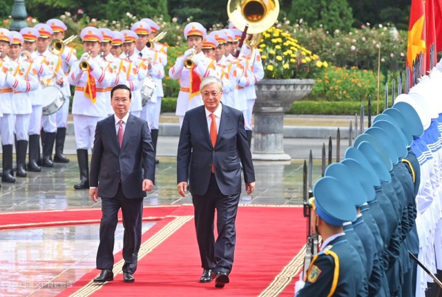 Photos: Vietnamese President hosts official welcoming ceremony for President of Kazakhstan   - Ảnh 1.