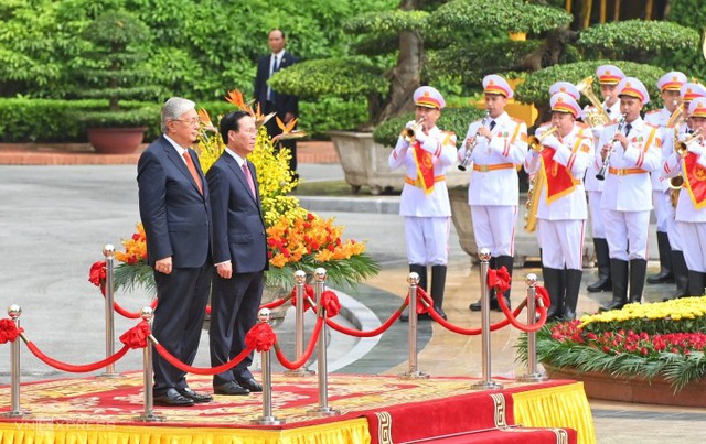 Photos: Vietnamese President hosts official welcoming ceremony for President of Kazakhstan   - Ảnh 2.