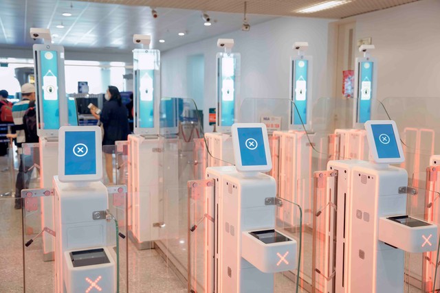  Five airports deploy automatic entry system - Ảnh 1.