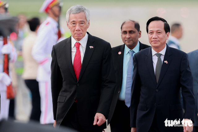 Singaporean Prime Minister embarks on fifth official visit to Viet Nam - Ảnh 1.