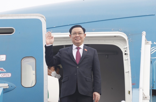NA Chairman Vuong Dinh Hue leaves Ha Noi for AIPA-44 - Ảnh 1.