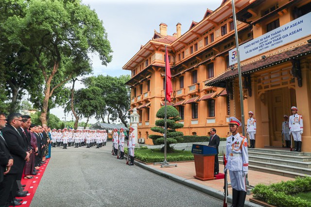 ASEAN flag-hoisting ceremony marks bloc's 56th anniversary - Ảnh 1.