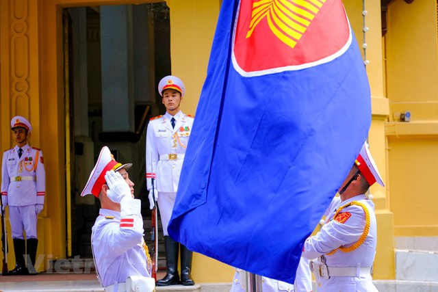 ASEAN flag-hoisting ceremony marks bloc's 56th anniversary - Ảnh 5.