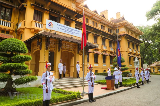 ASEAN flag-hoisting ceremony marks bloc's 56th anniversary - Ảnh 6.