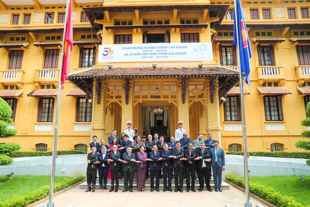 ASEAN flag-hoisting ceremony marks bloc's 56th anniversary - Ảnh 7.