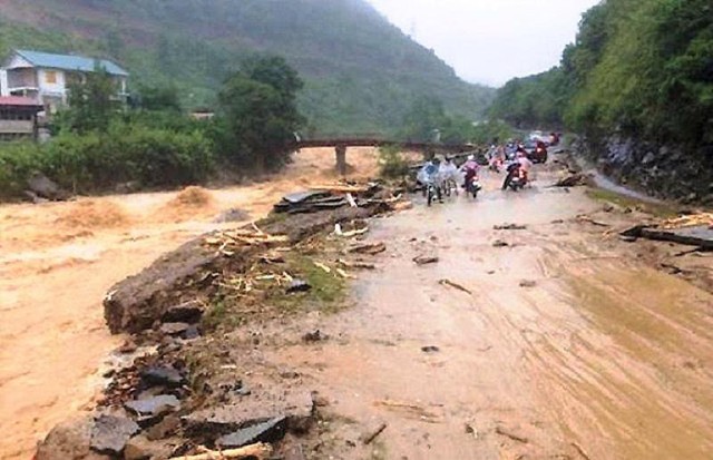 Prime Minister asks to minimize landslide consequences - Ảnh 1.