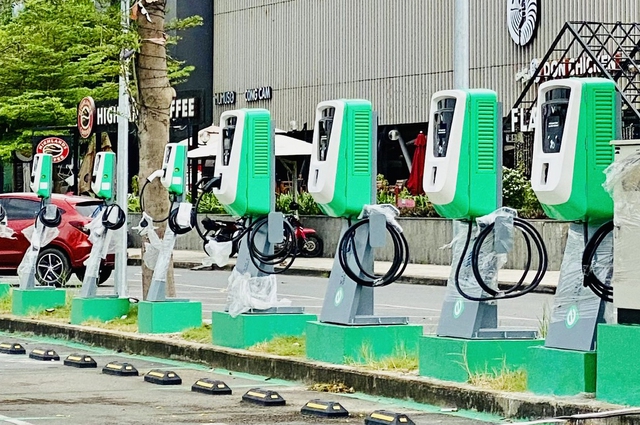 Viet Nam among world’s top 10 cheapest countries for EV charging - Ảnh 1.