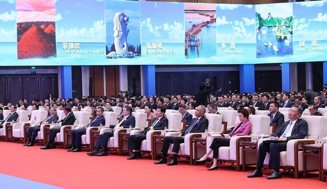 Prime Minister attends opening ceremony of 20th CAEXPO, CABIS - Ảnh 4.
