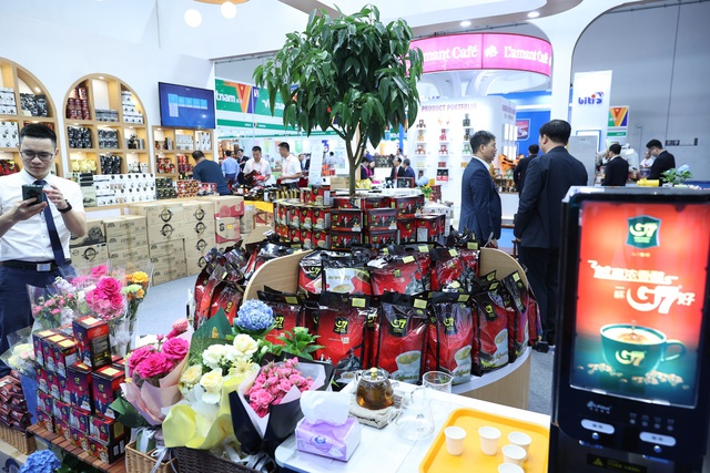 Prime Minister attends opening ceremony of 20th CAEXPO, CABIS - Ảnh 9.