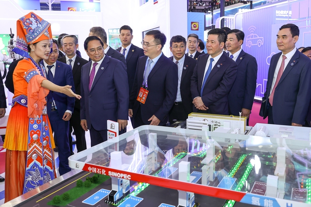 Viet Nam expects to become goods transit hub between ASEAN and China - Ảnh 10.