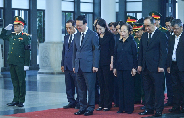 Party, State leaders pay tribute to general Nguyen Chi Vinh - Ảnh 1.