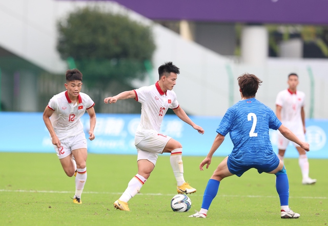Viet Nam begins Asian Games campaign with a win over Mongolia - Ảnh 1.
