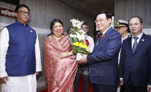 Top legislator holds talks with Bangladeshi counterpart - Ảnh 1. Top legislator holds talks with Bangladeshi counterpart - Ảnh 1.